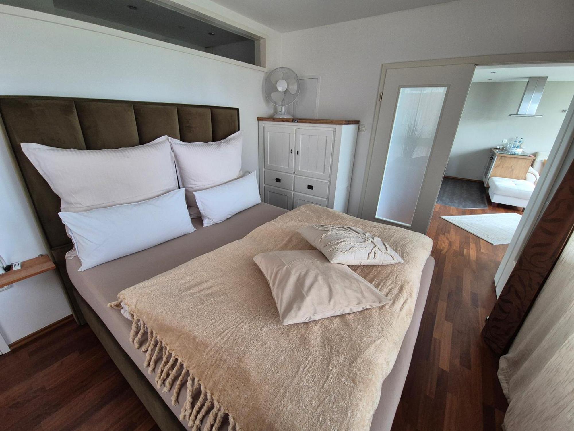 Ferienwohnung "Myharbourfront", Luxurioeses Wohnen An Der Hafenmole Rostock Exterior foto